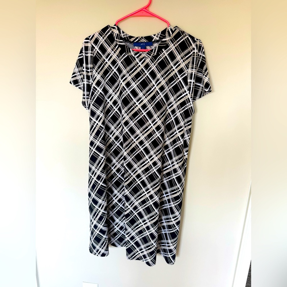 APT.9 women’s dress - size large